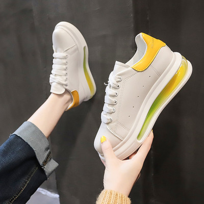 ÚJ Modern női tornacipő színes talppal, fehér színben