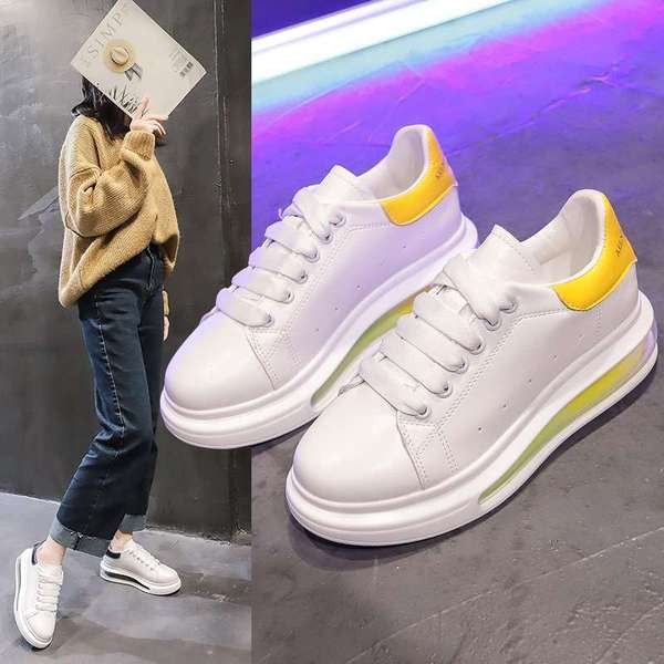 ÚJ Modern női tornacipő színes talppal, fehér színben