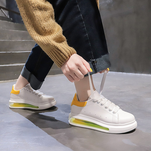 ÚJ Modern női tornacipő színes talppal, fehér színben