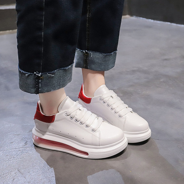 ÚJ Modern női tornacipő színes talppal, fehér színben