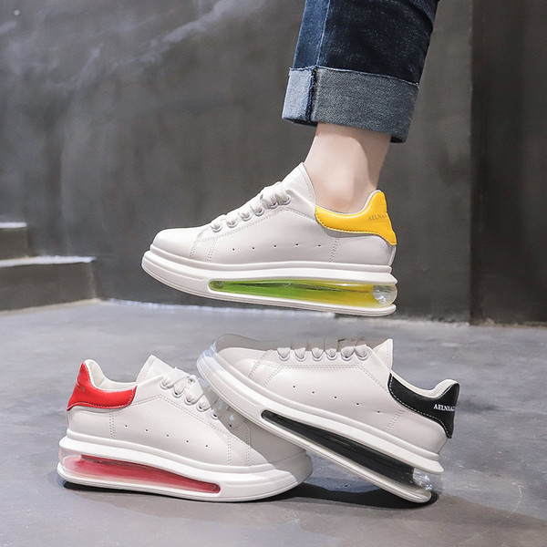 ÚJ Modern női tornacipő színes talppal, fehér színben