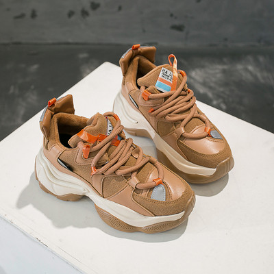 Női tornacipő új modellje durva talppal, fekete és barna színekben