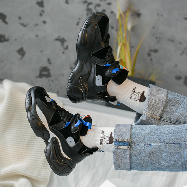 Női tornacipő új modellje durva talppal, fekete és barna színekben