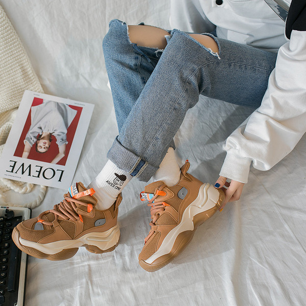 Női tornacipő új modellje durva talppal, fekete és barna színekben