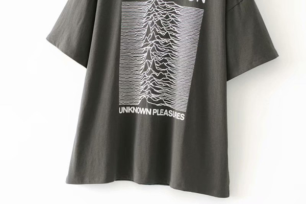 Széles hétköznapi póló rövid ujjú fehér és szürke színben, rátéttel