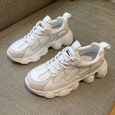 Női alkalmi sportcipő durva talppal, fehér és szürke színben