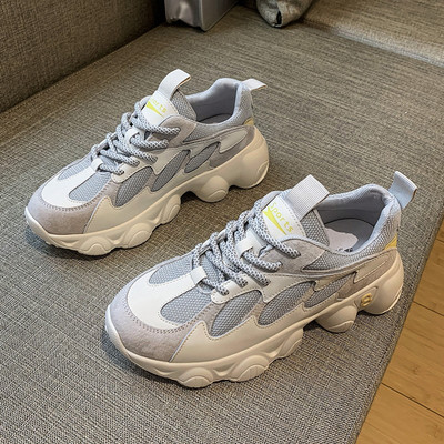 Női alkalmi sportcipő durva talppal, fehér és szürke színben