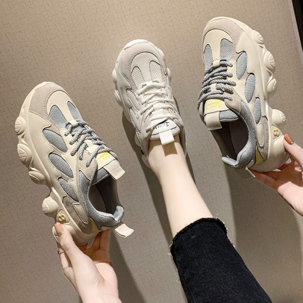 Női alkalmi sportcipő durva talppal, fehér és szürke színben