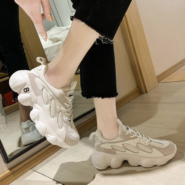 Női alkalmi sportcipő durva talppal, fehér és szürke színben