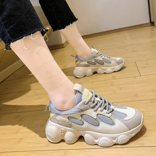 Női alkalmi sportcipő durva talppal, fehér és szürke színben