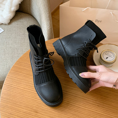 Modern női téli csizma fekete és bézs fűzővel