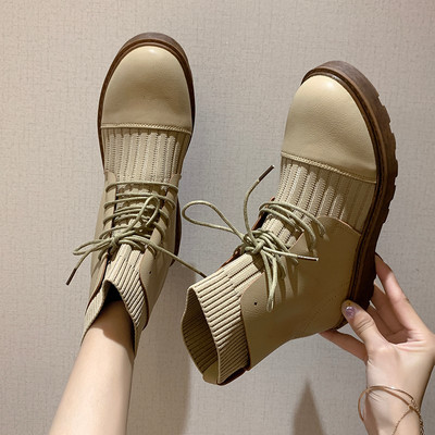 Modern női téli csizma fekete és bézs fűzővel