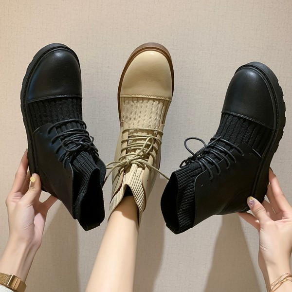 Modern női téli csizma fekete és bézs fűzővel