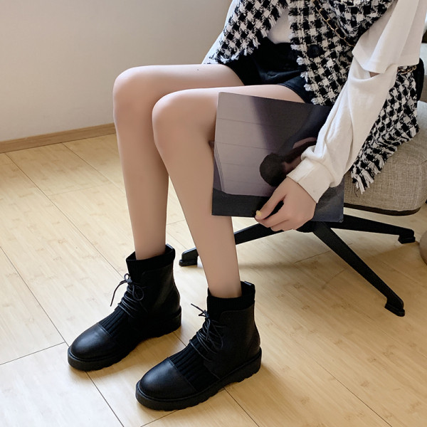 Modern női téli csizma fekete és bézs fűzővel