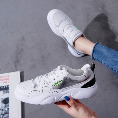 Női alkalmi sportcipő lapos talppal, fehér színben