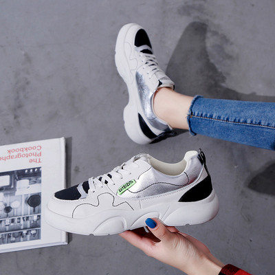 Női alkalmi sportcipő lapos talppal, fehér színben