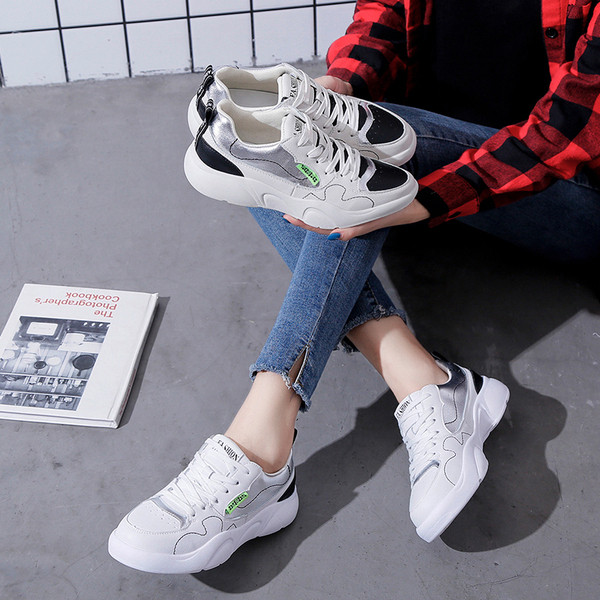 Női alkalmi sportcipő lapos talppal, fehér színben