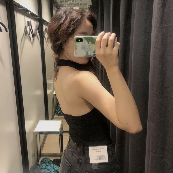 Vékony kötésből készült póló félmagas gallérral és csupasz háttal fehér és fekete színben