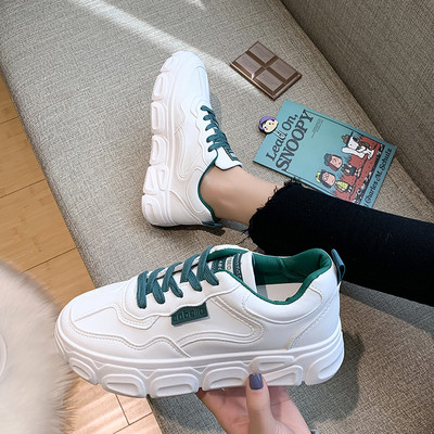 Alkalmi női tornacipő színes fűzővel és lapos talppal, fehér színben