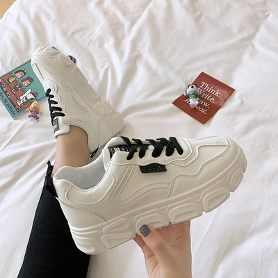 Alkalmi női tornacipő színes fűzővel és lapos talppal, fehér színben