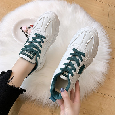 Alkalmi női tornacipő színes fűzővel és lapos talppal, fehér színben