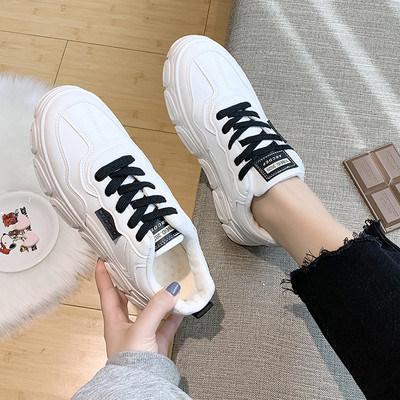 Alkalmi női tornacipő színes fűzővel és lapos talppal, fehér színben