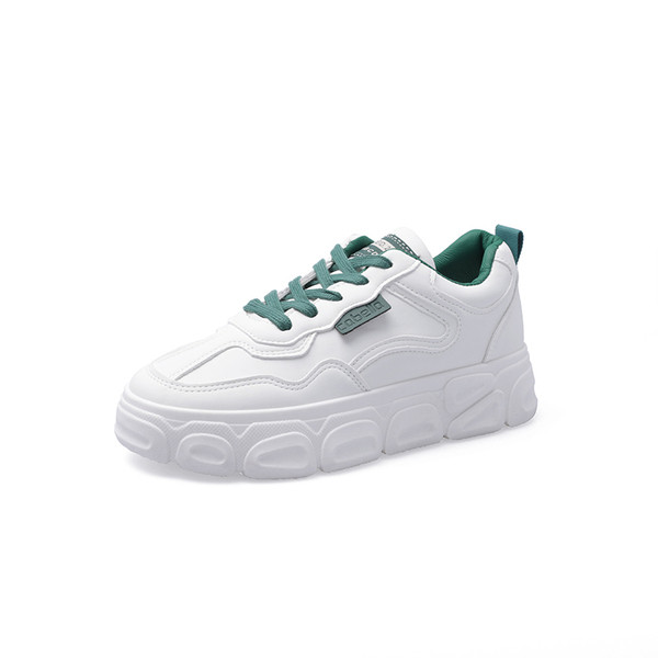 Alkalmi női tornacipő színes fűzővel és lapos talppal, fehér színben