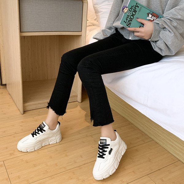 Alkalmi női tornacipő színes fűzővel és lapos talppal, fehér színben