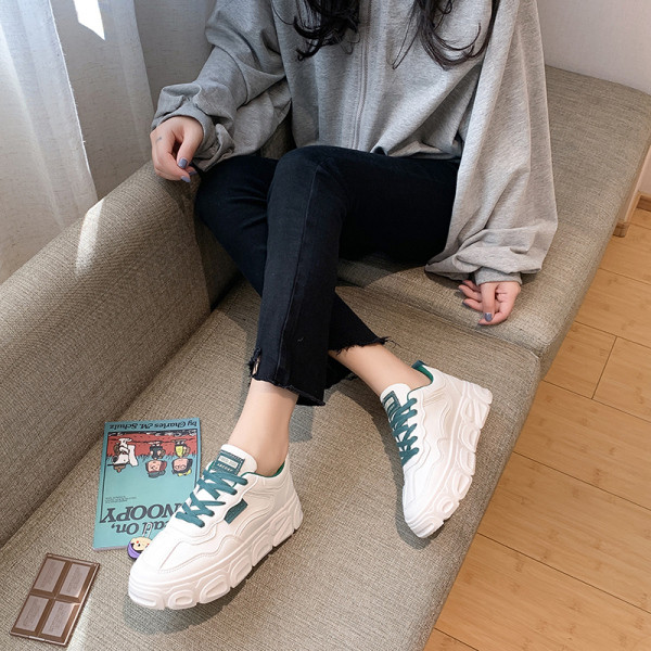 Alkalmi női tornacipő színes fűzővel és lapos talppal, fehér színben