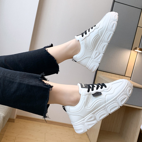 Alkalmi női tornacipő színes fűzővel és lapos talppal, fehér színben