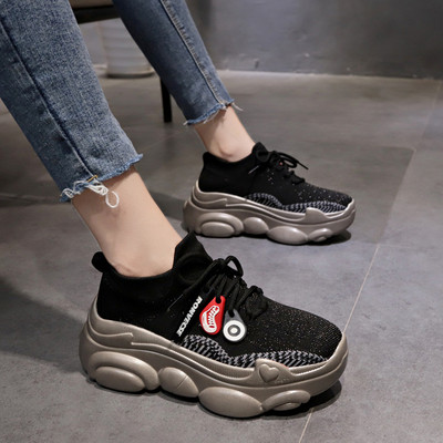 Női sport- és alkalmi tornacipő durva és magas talppal, fekete színben