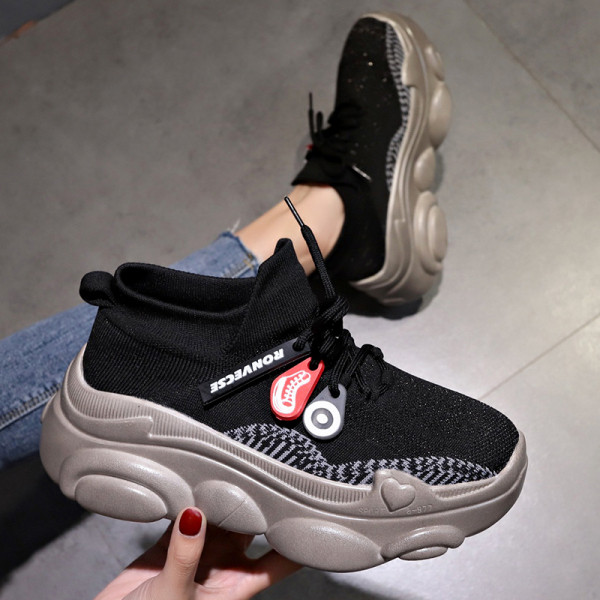 Női sport- és alkalmi tornacipő durva és magas talppal, fekete színben