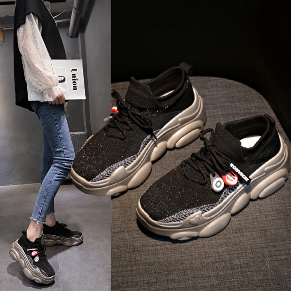 Női sport- és alkalmi tornacipő durva és magas talppal, fekete színben