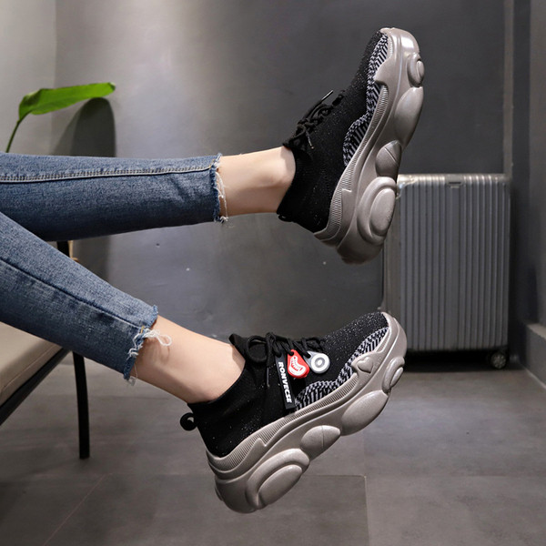 Női sport- és alkalmi tornacipő durva és magas talppal, fekete színben