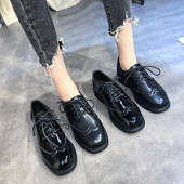 Lapos talpú női alkalmi cipő fekete színben - két modell