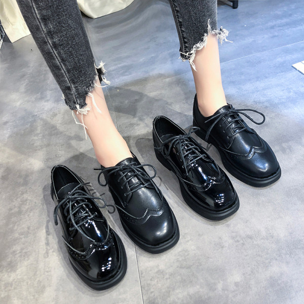 Lapos talpú női alkalmi cipő fekete színben - két modell