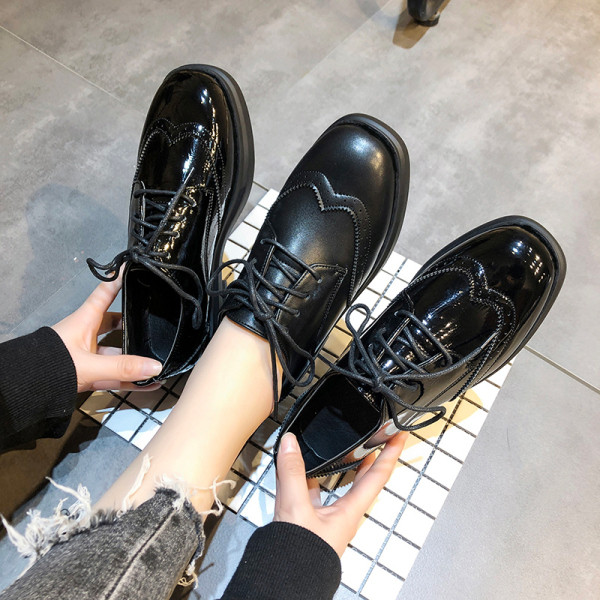 Lapos talpú női alkalmi cipő fekete színben - két modell