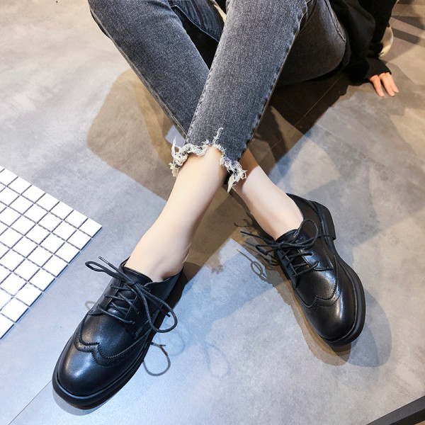 Lapos talpú női alkalmi cipő fekete színben - két modell