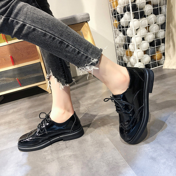 Lapos talpú női alkalmi cipő fekete színben - két modell