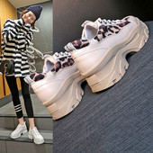 Μοντέρνα γυναικεία παπούτσιαμε ψηλή πλατφόρμα σε μπεζ σε λευκό χρώμα