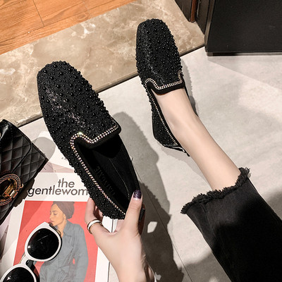 Női alkalmi cipő lapos talppal, dekorgyöngyökkel, fekete és bézs színben