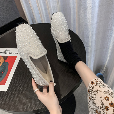 Női alkalmi cipő lapos talppal, dekorgyöngyökkel, fekete és bézs színben