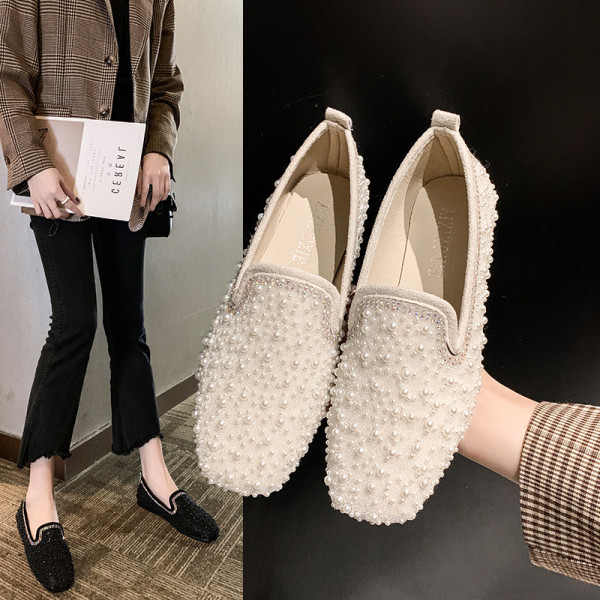 Női alkalmi cipő lapos talppal, dekorgyöngyökkel, fekete és bézs színben