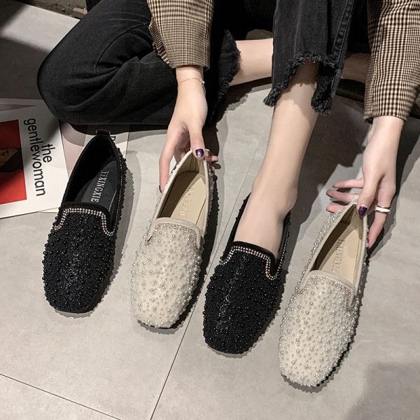 Női alkalmi cipő lapos talppal, dekorgyöngyökkel, fekete és bézs színben