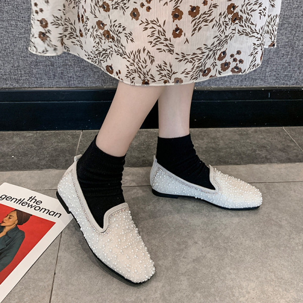 Női alkalmi cipő lapos talppal, dekorgyöngyökkel, fekete és bézs színben