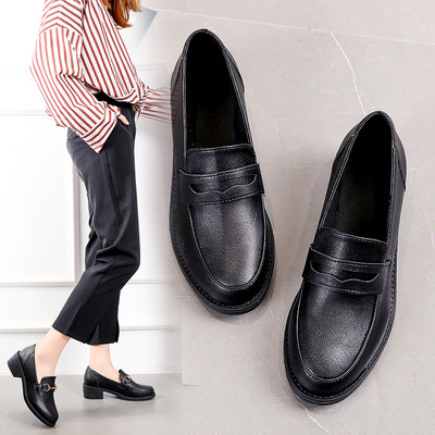 Καθημερινά  γυναικεία παπούτσια από οικολογικό δέρμα και μεταλλικό στοιχείο σε μαύρο χρώμα