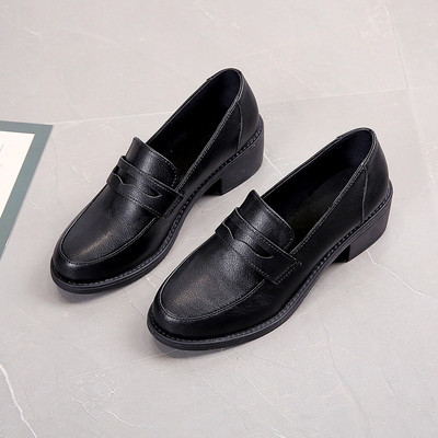 Női alkalmi cipő eko bőrből és fém elemből fekete színben