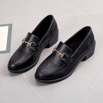 Női alkalmi cipő eko bőrből és fém elemből fekete színben