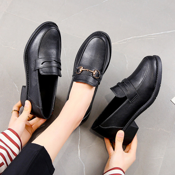 Női alkalmi cipő eko bőrből és fém elemből fekete színben