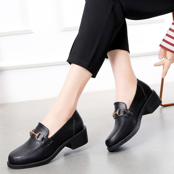 Női alkalmi cipő eko bőrből és fém elemből fekete színben